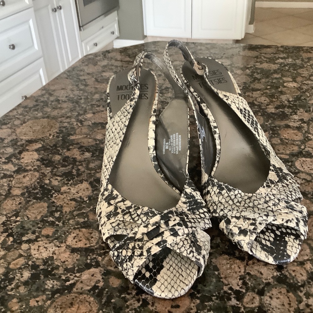 MootsiesTootsies Snake Skin Sling Back Heeled Open Toed Shoes NWT Size 8.5 NWT